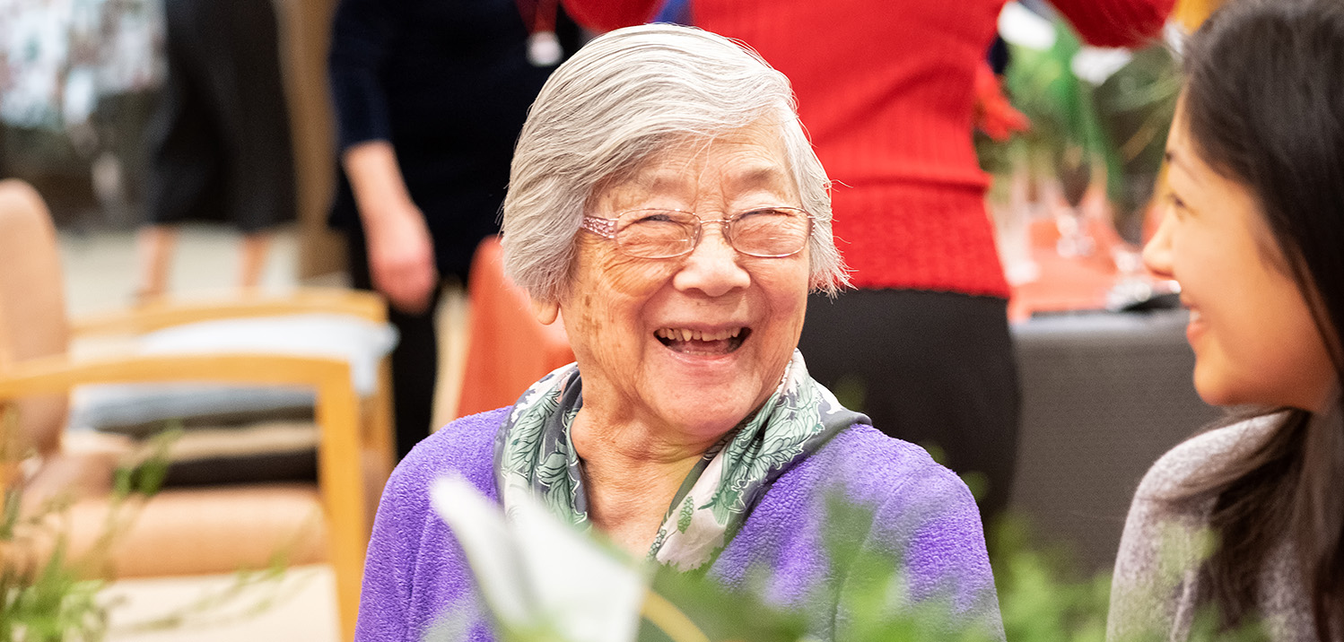 Señora asiática de edad sonriendo